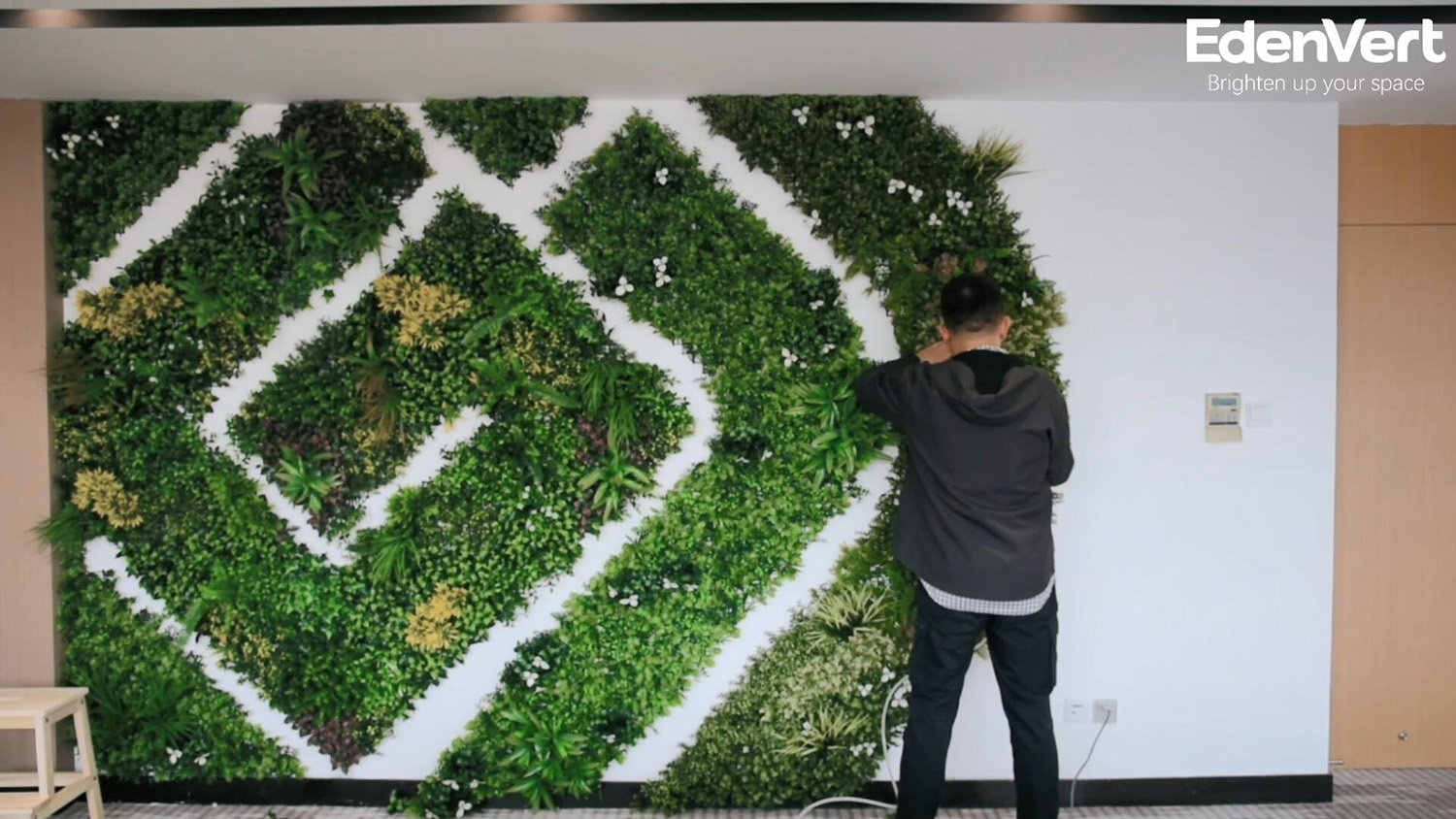 Video de Instalación 2 Easy installation of vertical garden wall in conference room