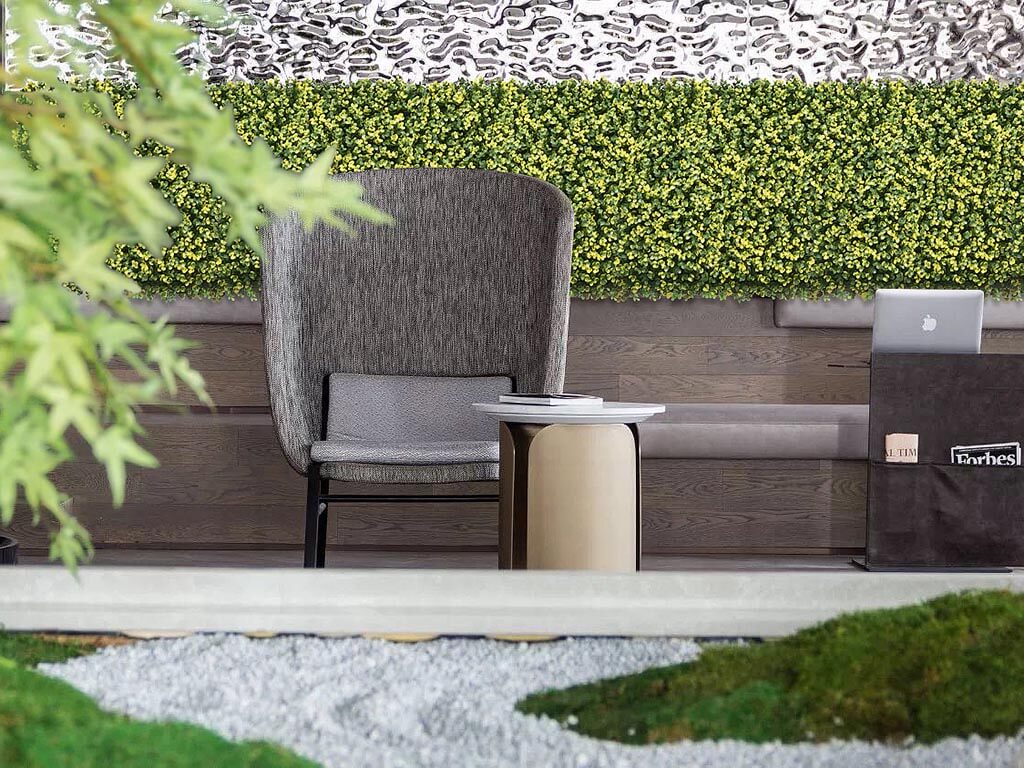 EYE-CATCHING OUTDOOR ARTIFICIAL LIVING WALL 1 Eye-catching outdoor artificial living wall