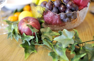 Decora la mesa con enredaderas de hiedra artificial