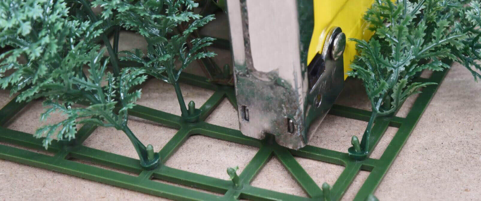 Cómo instalar muros verdes o paneles de seto artificiales 5 Install Artificial Hedges on Timber Cladding Wall -step1