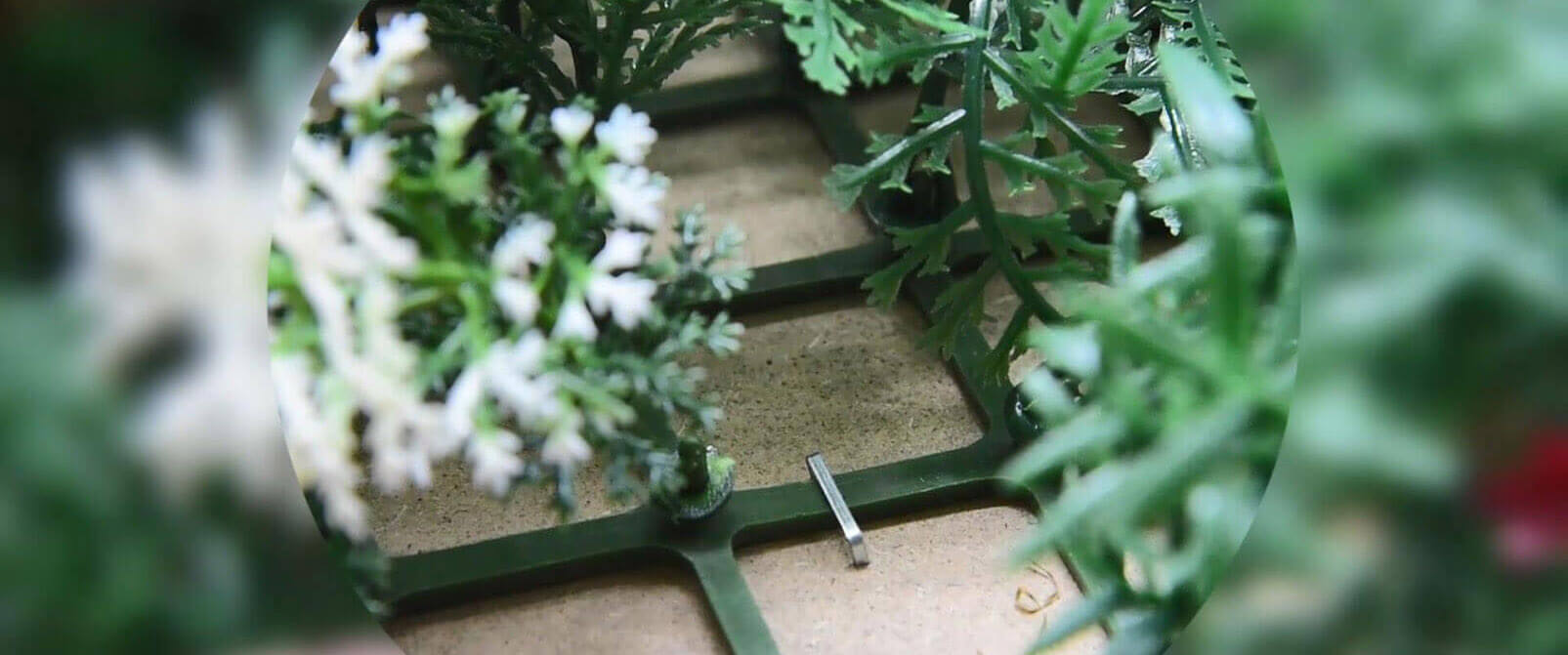 Cómo instalar muros verdes o paneles de seto artificiales 6 Install Artificial Hedges on Timber Cladding Wall -step2