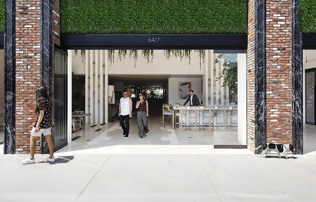 Cómo instalar muros verdes o paneles de seto artificiales 21 THE TRANSFORMATIVE CHARM OF FAKE HEDGE