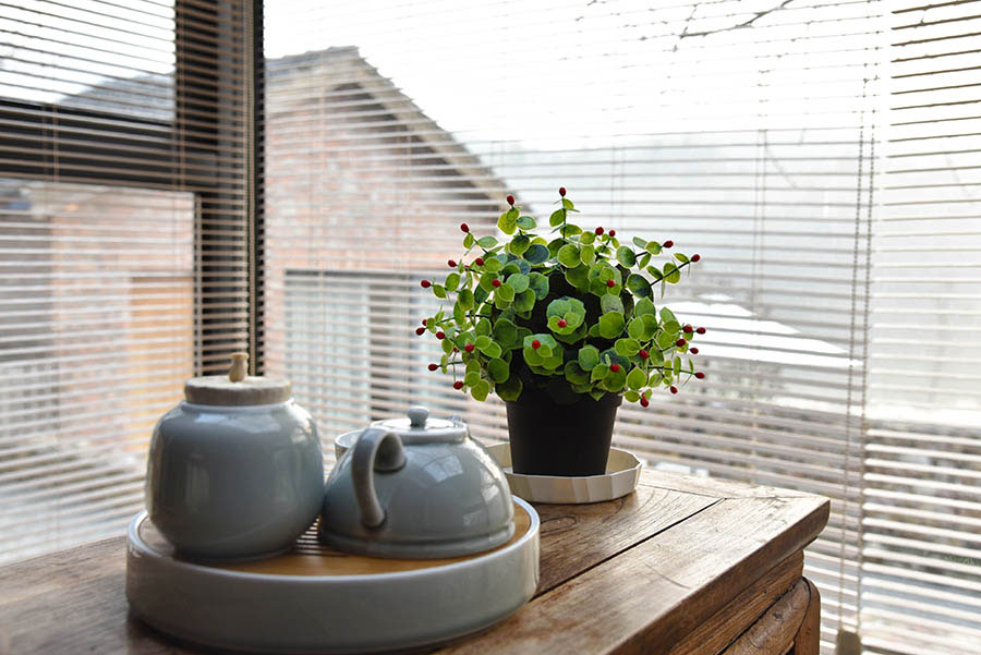 20 Easy Tips for Decorating with Artificial Plants 6 potted artificial plants