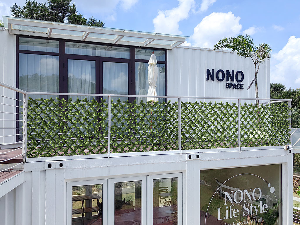 EXPANDABLE FAUX PRIVACY FENCE FOR A ROOFTOP CAFE 1 EXPANDABLE FAUX PRIVACY FENCE FOR A ROOFTOP CAFE