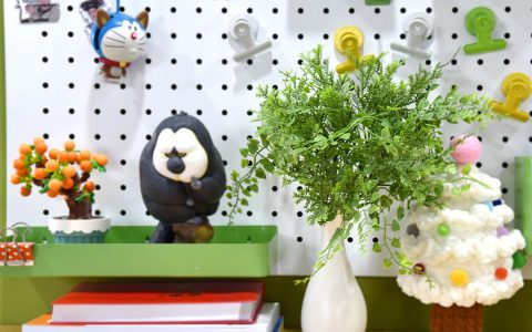 A CREATIVE WORKSPACE WITH ARTIFICIAL BRANCHES