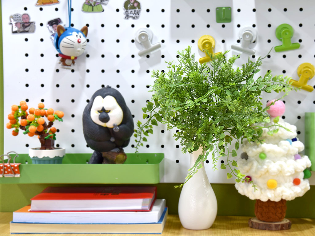 A CREATIVE WORKSPACE WITH ARTIFICIAL BRANCHES 1 WORKSPACE WITH ARTIFICIAL BRANCHES