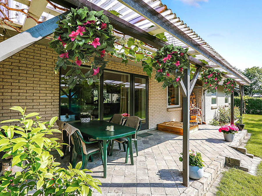 10 Best Fake Outdoor Plants That Look Real 9 hanging basket