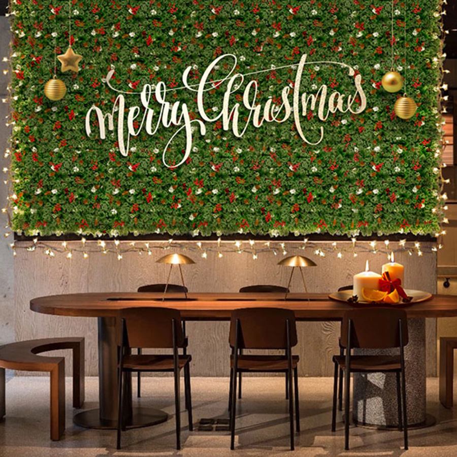 30 Ideas de Decoración de Pared con Verde Artificial 13 Jardín vertical artificial navideño