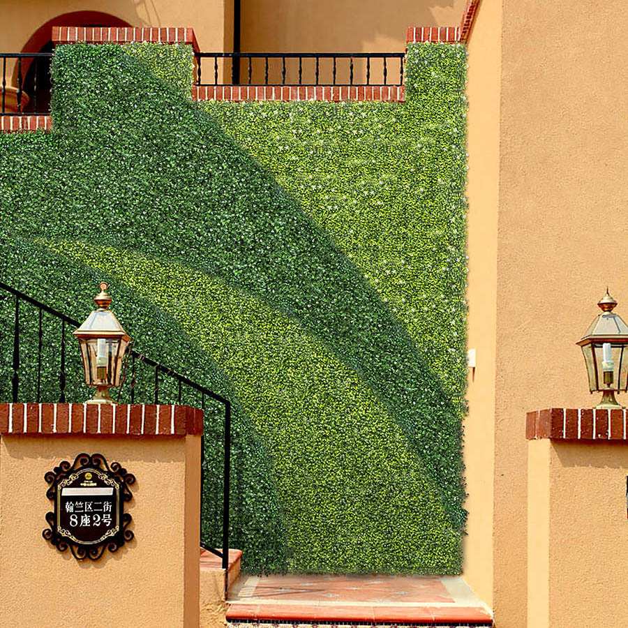 30 Ideas de Decoración de Pared con Verde Artificial 19 Jardín vertical para escalera