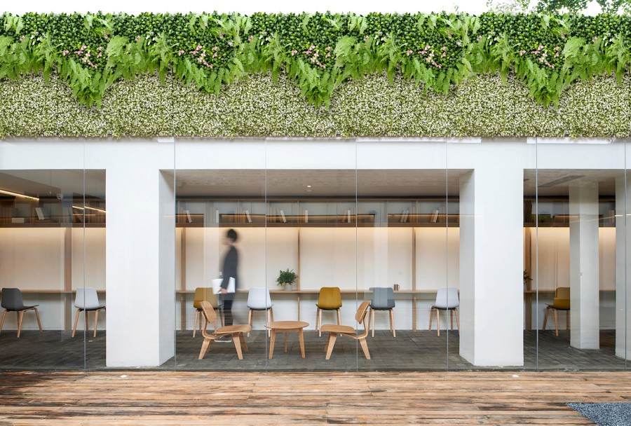 ¿Está bien poner plantas artificiales en exteriores? 2 pared verde artificial